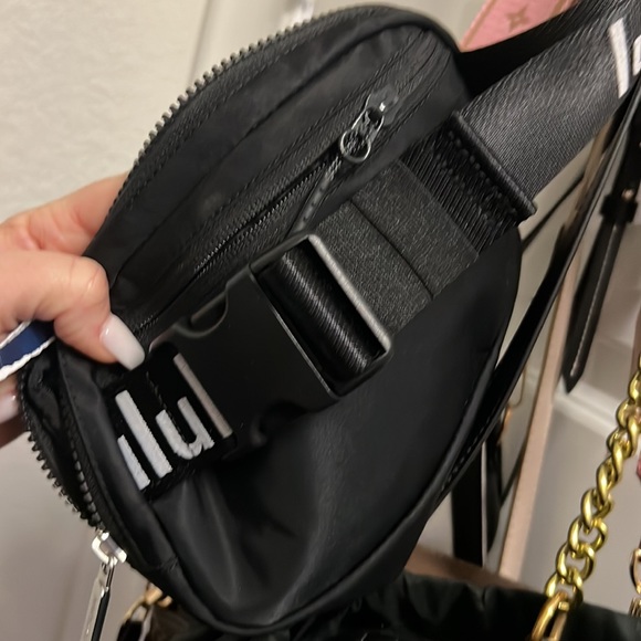 🍋LULULEMON ATHLETICA | Everywhere Belt Bag Wordmark in Black/White - Picture 4 of 4